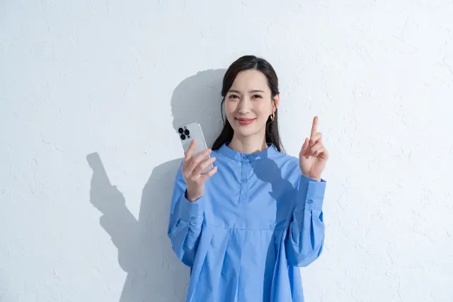 転職のポイントを示す女性